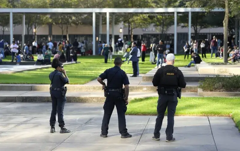 Heroes in Action: Dramatic Footage Reveals Brave Response to Gunman at Joel Osteen's Megachurch 15 Megachurch