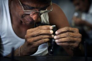 Surat Diamond Industry in Crisis: US Ban on Russian Rough Imports Sparks Concerns. 15 Surat Diamond Industry