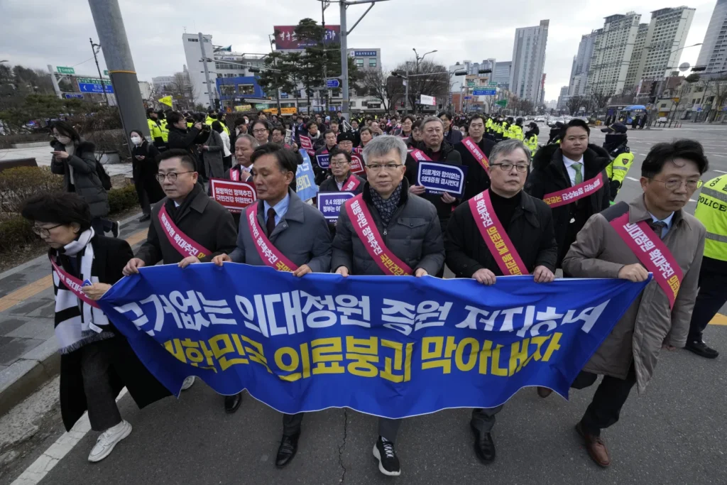 South Korea Seoul : 4 Days for Young Doctors to End Strike or Face Suspended Licenses & Prosecution 17 South Korea Seoul : 4 Days for Young Doctors to End Strike or Face Suspended Licenses & Prosecution
