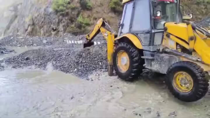 Landslides Keep Srinagar-Jammu Highway Closed for 2nd Consecutive Day 15 Srinagar-Jammu Highway Closed