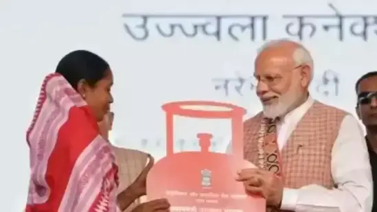 Modi's Guarantee: Petrol Pumps Nudged to Display Hoardings, Reports Say 15 Modi's Guarantee: Petrol Pumps