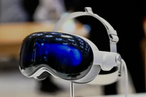 "Apple Vision Pro: A Game-Changer or Dystopian Nightmare? Exploring Divergent Opinions". 28 Apple Vision Pro