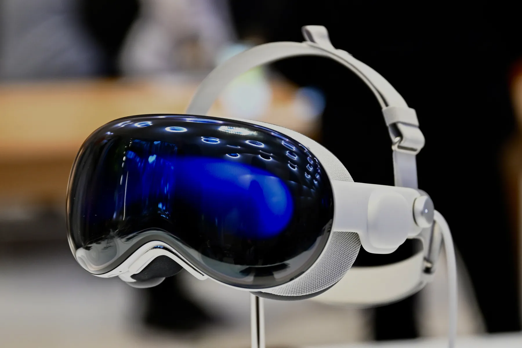 "Apple Vision Pro: A Game-Changer or Dystopian Nightmare? Exploring Divergent Opinions". 14 Apple Vision Pro