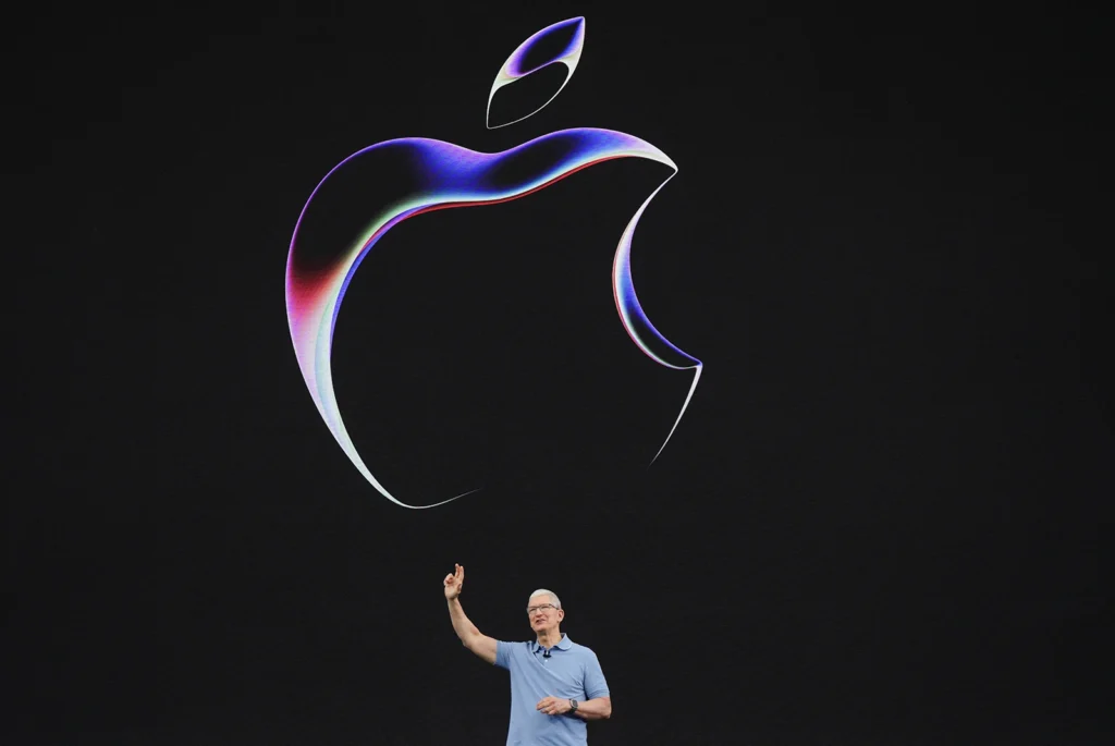 Apple: Ruchir Dave Gujarat College Graduate Takes Helm as Apple Audio's New CEO. 3 Apple Audio's New CEO