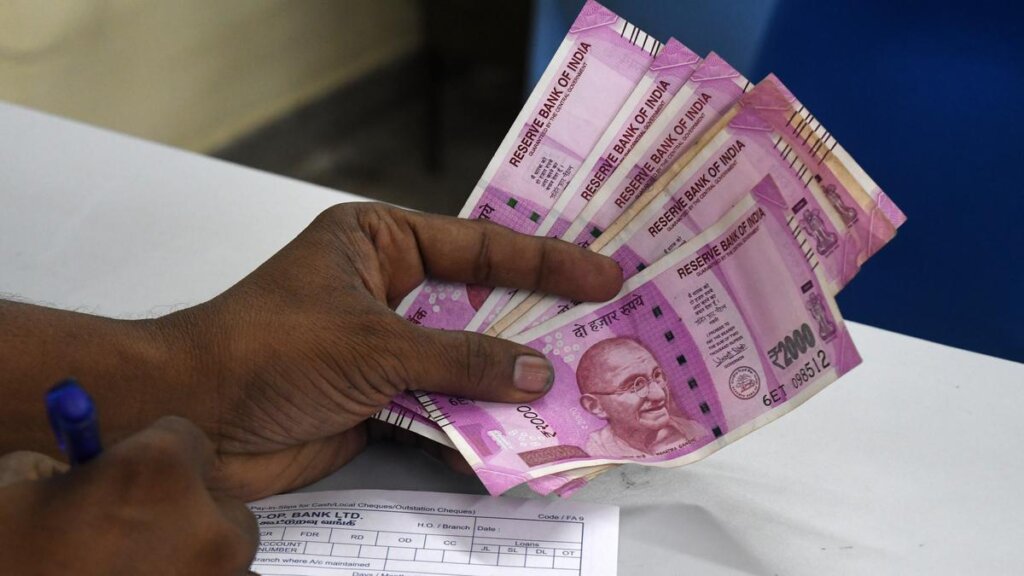 RBI's Report : No Trade or Acknowledgment of ₹2,000 Notes on April 1 15 RBI's Report on 2000 notes