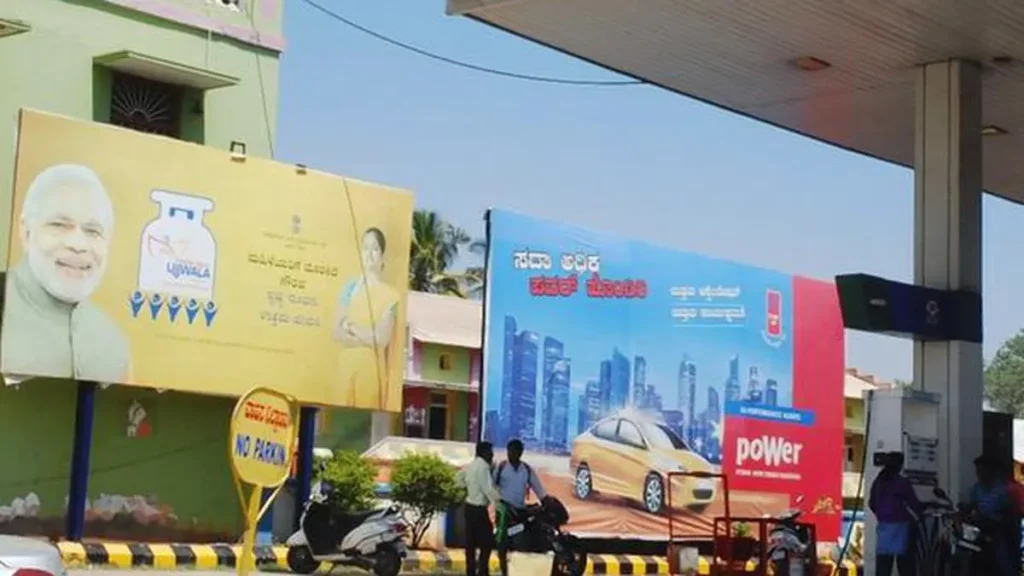 Modi's Guarantee: Petrol Pumps Nudged to Display Hoardings, Reports Say 4 Modi's Guarantee: Petrol Pumps