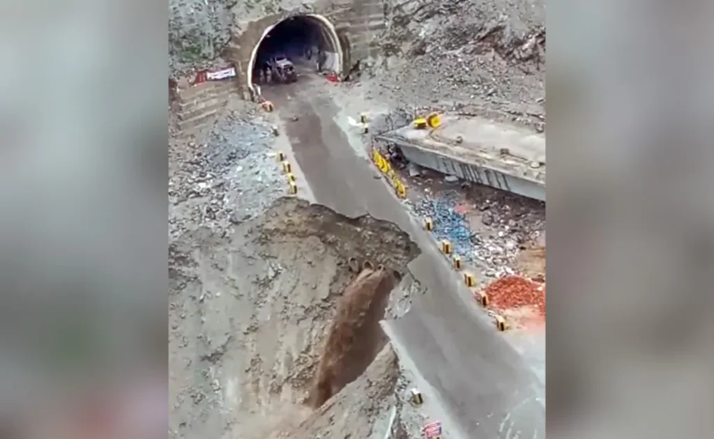 Landslides Keep Srinagar-Jammu Highway Closed for 2nd Consecutive Day 2 Srinagar-Jammu Highway Closed