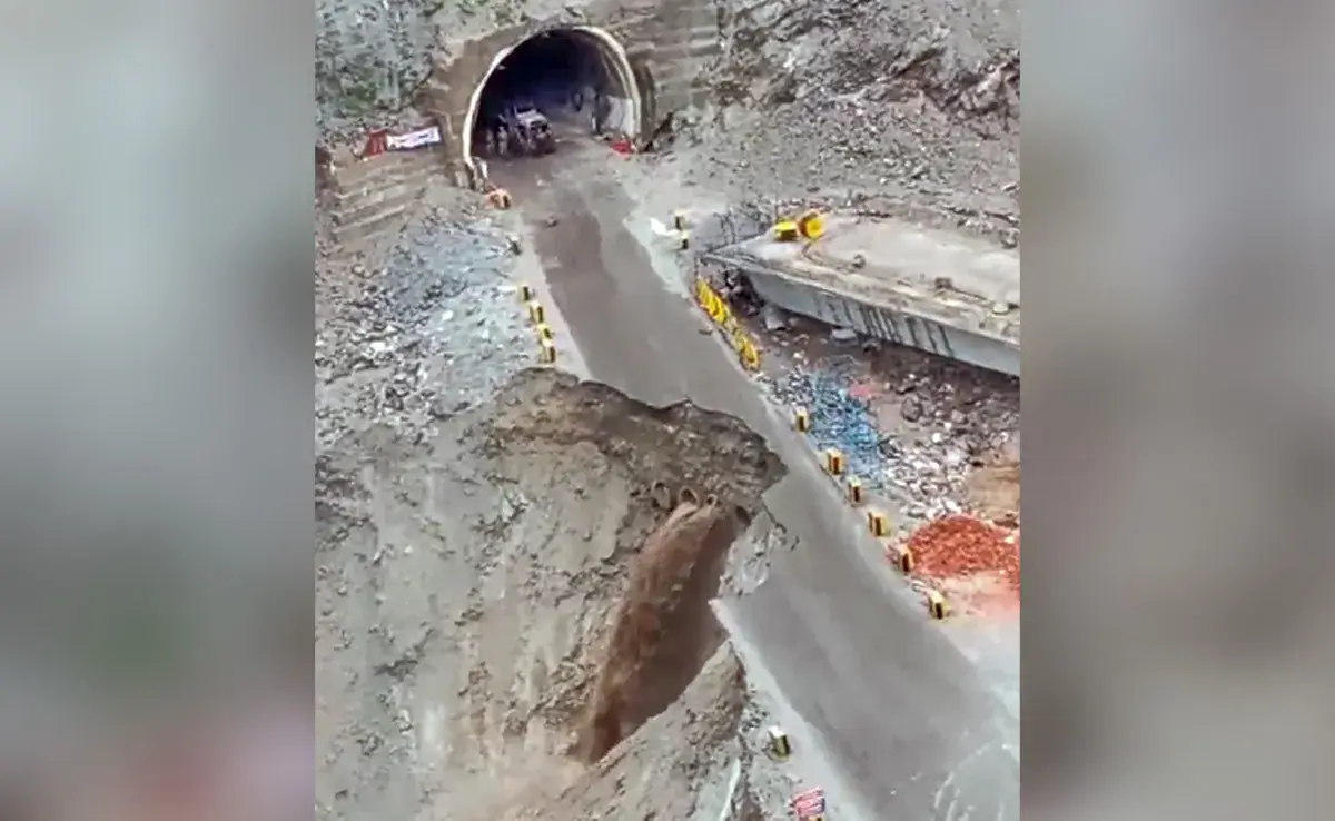 Landslides Keep Srinagar-Jammu Highway Closed for 2nd Consecutive Day 14 Srinagar-Jammu Highway Closed