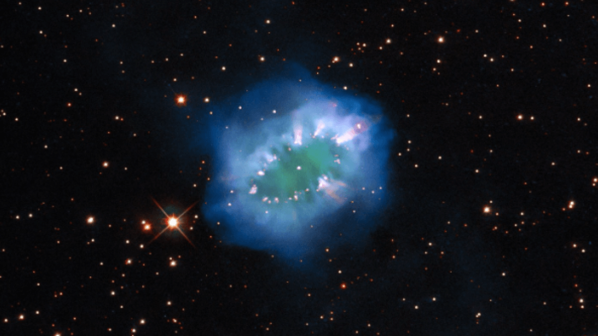 NASA Captures Stunning 'Cosmic Jewelry' 15,000 Light Years Away 14 NASA Cosmic Jewelry